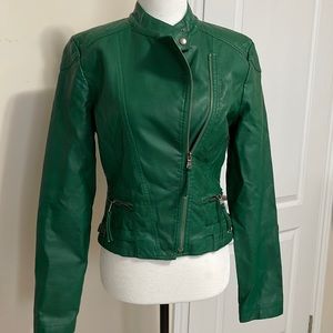 Pit to pit measures 17 1/2” Length is 20 1/2”